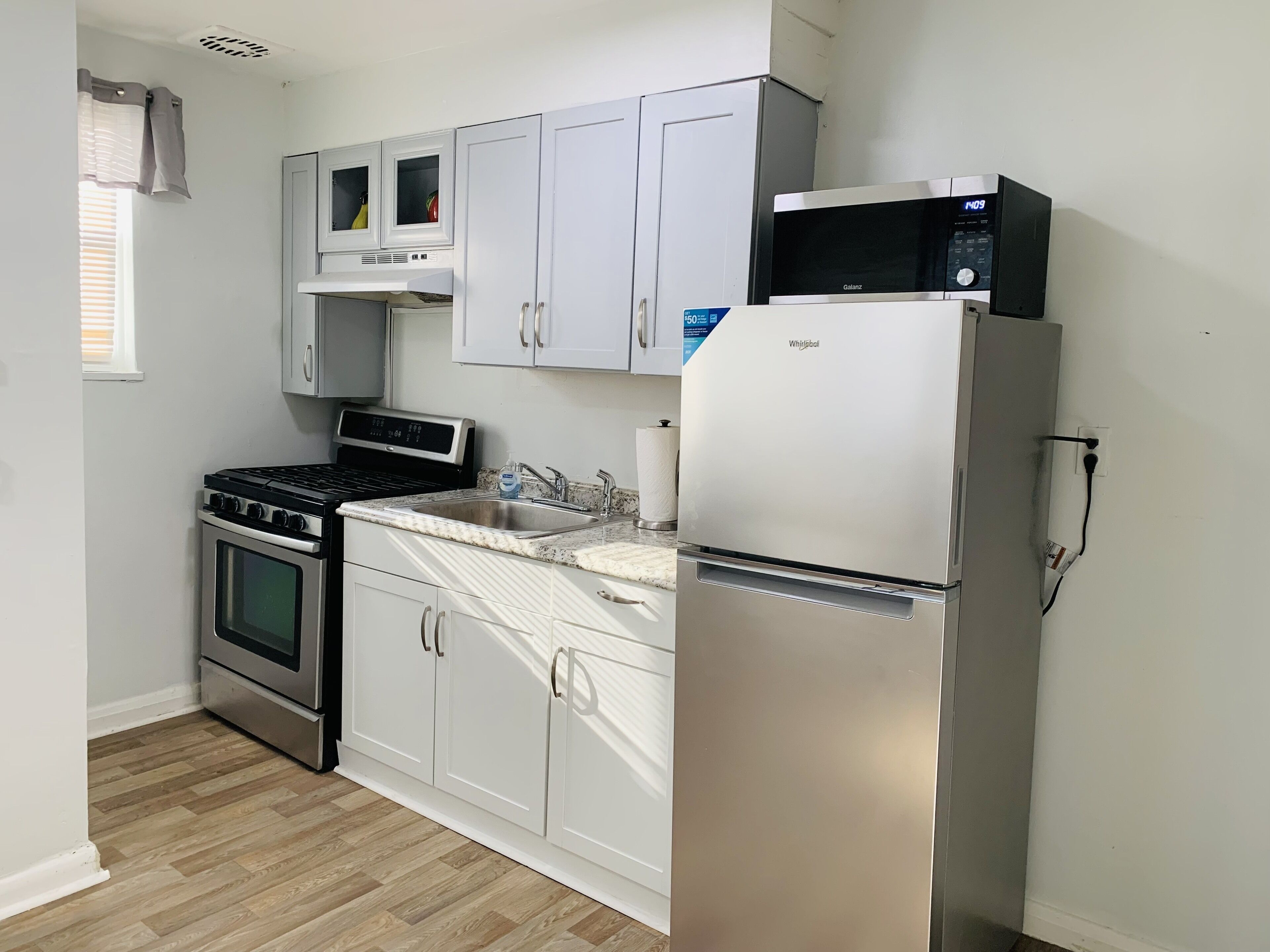 Refrigerador, microondas, horno y parrilla de estufa 