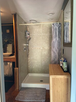 Shower, hair dryer, towels, soap - ✨🌌Peaceful riverside cabin in the UP near public beach🌊, 🥾trails & the Porkies!🌲 (Ontonagon)