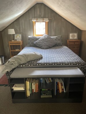 2 bedrooms, desk, iron/ironing board, travel crib - ✨🌌Peaceful riverside cabin in the UP near public beach🌊, 🥾trails & the Porkies!🌲 (Ontonagon)