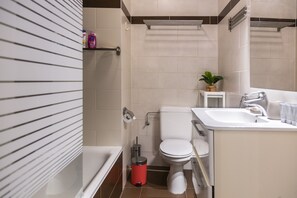 Comfort Apartment | Bathroom | Hair dryer, soap, shampoo - Brussels Center Design Residence (Brussels)