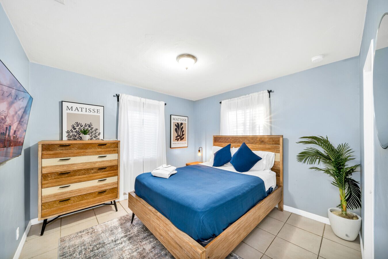 2 bedrooms, desk, iron/ironing board, travel crib