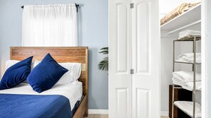 2 habitaciones, escritorio y tabla de planchar con plancha 