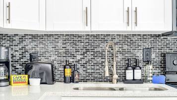 KĂŒhlschrank, Mikrowelle, Ofen, Herdplatte