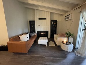 Fireplace - Peaceful Newport Beach retreat - spacious apt (Costa Mesa)