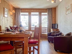 Dining - Cosy apartment for 6 guests with WIFI, TV and balcony (Les Boisses)
