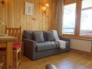 TV - Cosy apartment for 6 guests with WIFI, TV and balcony (Les Boisses)