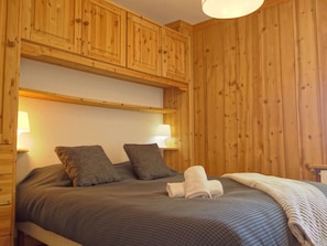 1 bedroom, travel crib, WiFi (surcharge), bed sheets - Cosy apartment for 6 guests with WIFI, TV and balcony (Les Boisses)