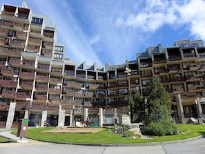 A multi-story building with balconies, a central courtyard, and a restaurant named 'Restaurant Saint Jacques'.