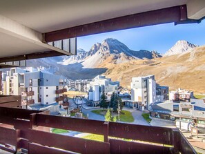 A modern hotel with a mountain view, featuring a mix of contemporary and traditional architecture, and a central courtyard. - Beautiful apartment for 6 guests with WIFI, TV and balcony (Les Boisses)