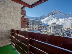 A balcony with a view of a snow-covered mountain and buildings. - Lovely apartment for 6 people with WIFI, TV, balcony and panoramic view (Les Boisses)