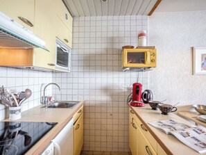 Micro-ondes, lave-vaisselle, chaise haute