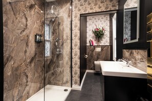 Comfort-dobbeltværelse | Badeværelse | Bruser, brusehoved med spredningseffekt, gratis toiletartikler