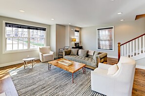 Televisión, chimenea y oficina 