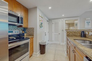 Fridge, microwave, oven, stovetop - 5th-Floor Condo w/Pool & Ocean Views, Balcony, Shared Outdoor Pool, Hot Tub, Gym (Fort Walton Beach)