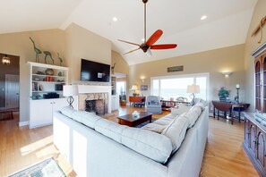 TV, caminetto, tavolo da ping pong, libri