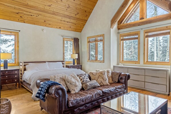 5 bedrooms, desk, iron/ironing board, WiFi