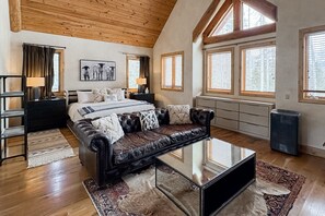 5 bedrooms, desk, iron/ironing board, WiFi