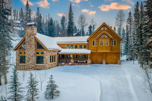 Mountain lodge with easy ski access & private hot tub - dog-friendly