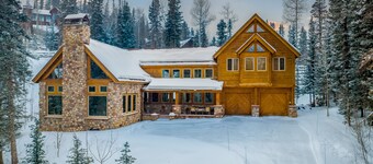 Mountain lodge with easy ski access & private hot tub - dog-friendly