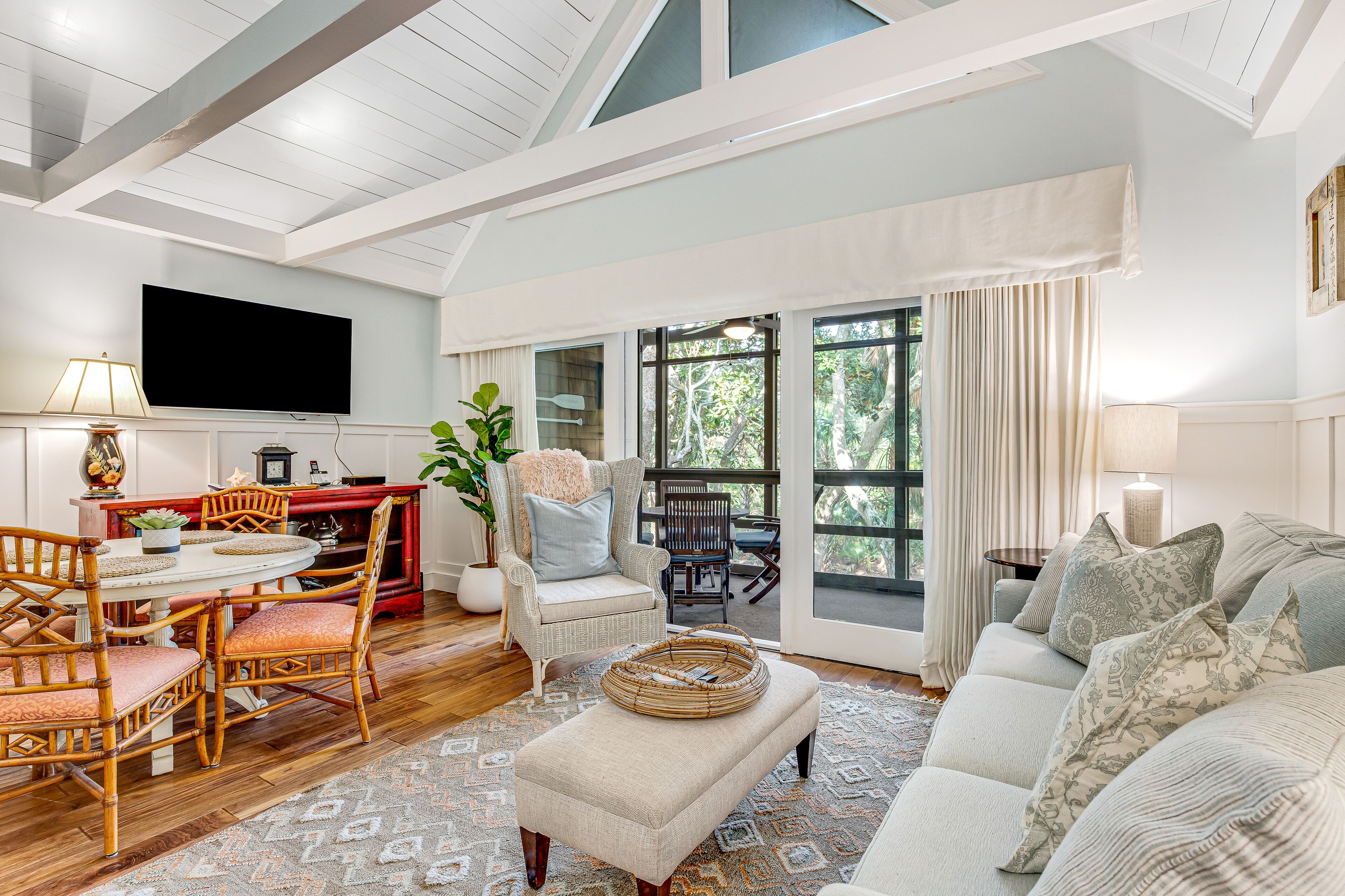 Contemporary coastal condo with AC, W/D, screened patio & shared tennis