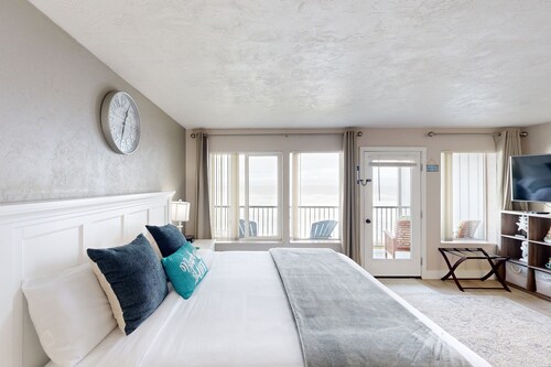 Stylish Escape W/ Shared Pool, Direct Beach Access, Private Balcony & Ocean View