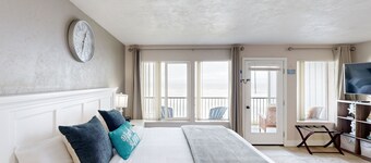 Stylish Escape W/ Shared Pool, Direct Beach Access, Private Balcony & Ocean View