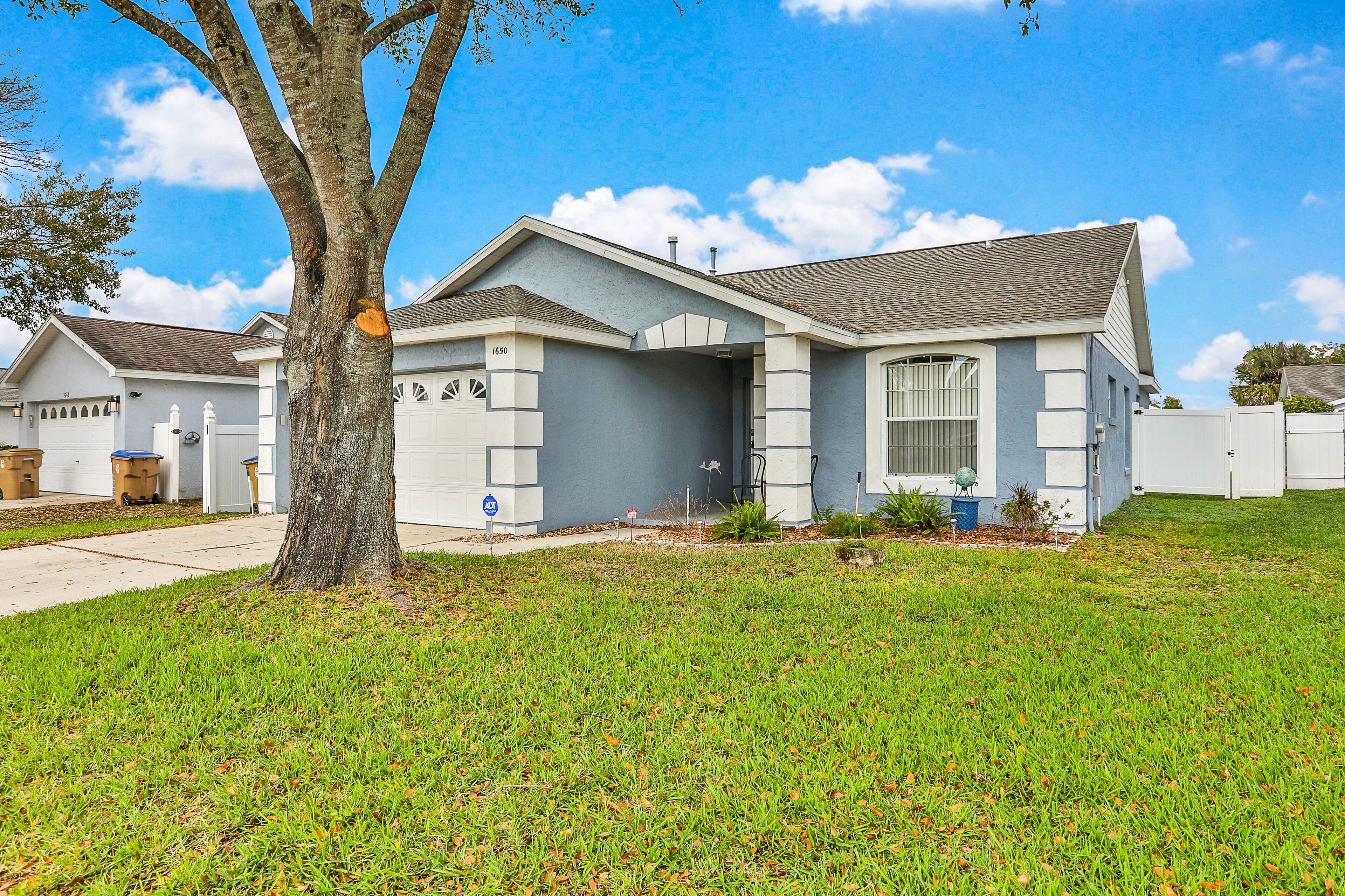 Snowbird-friendly home near Disney w/private heated pool, lanai, shared tennis
