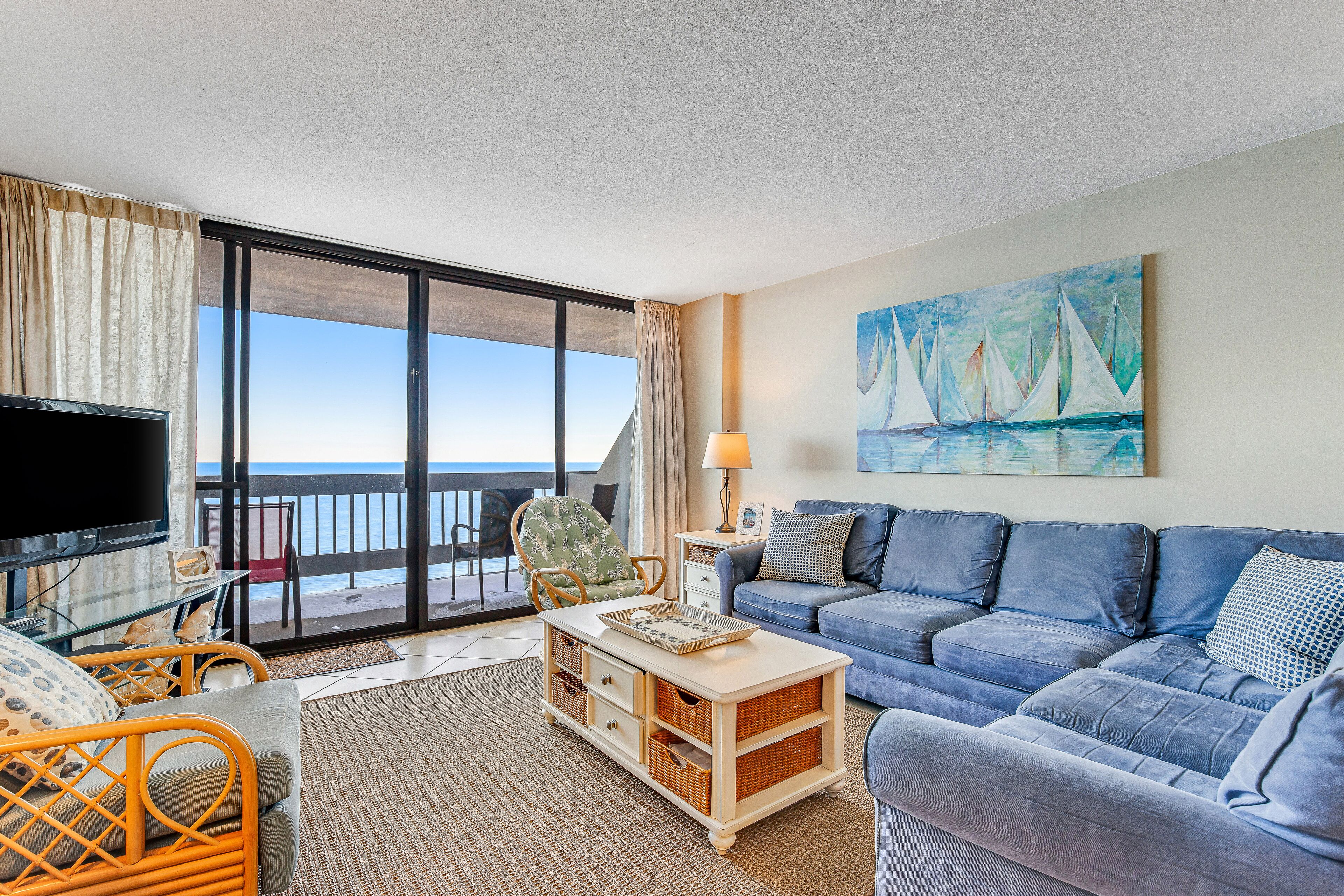 TV, DVD-spiller, bøker og filmbibliotek