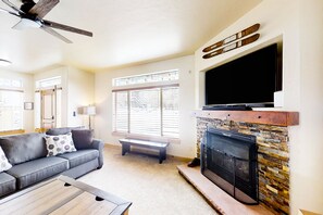 Televisión y chimenea 