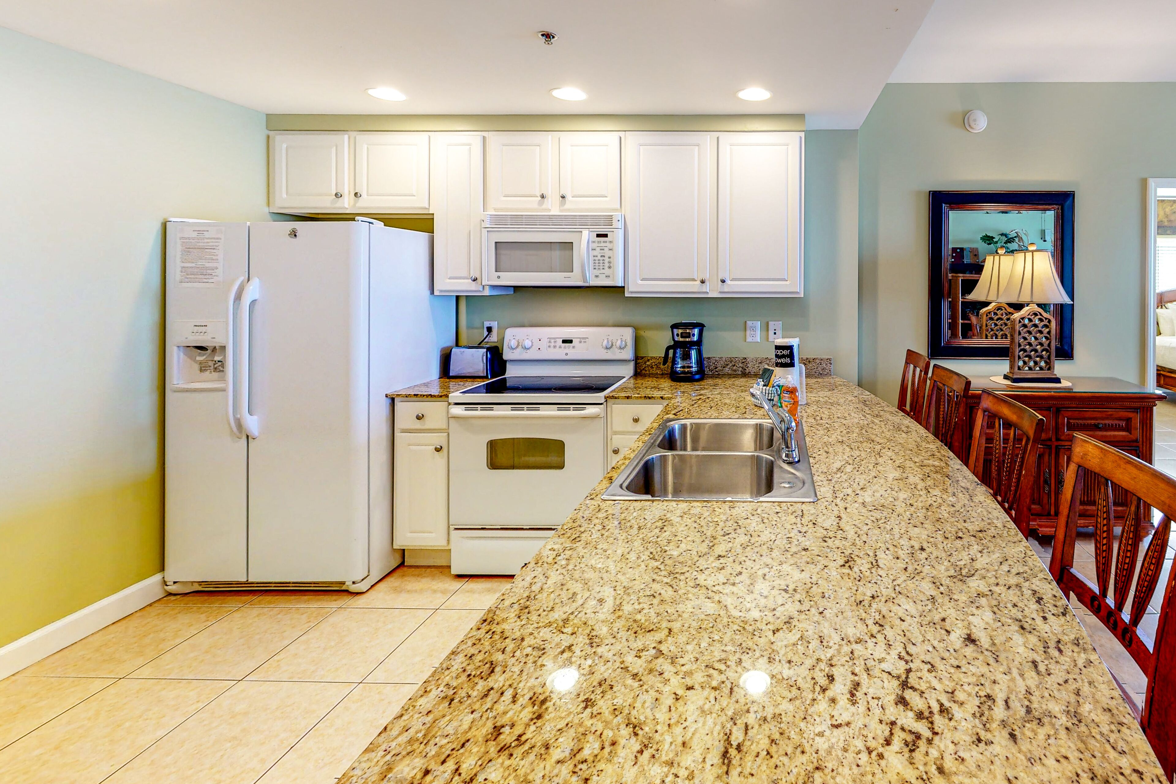 Jääkaappi, mikroaaltouuni, uuni, liesi