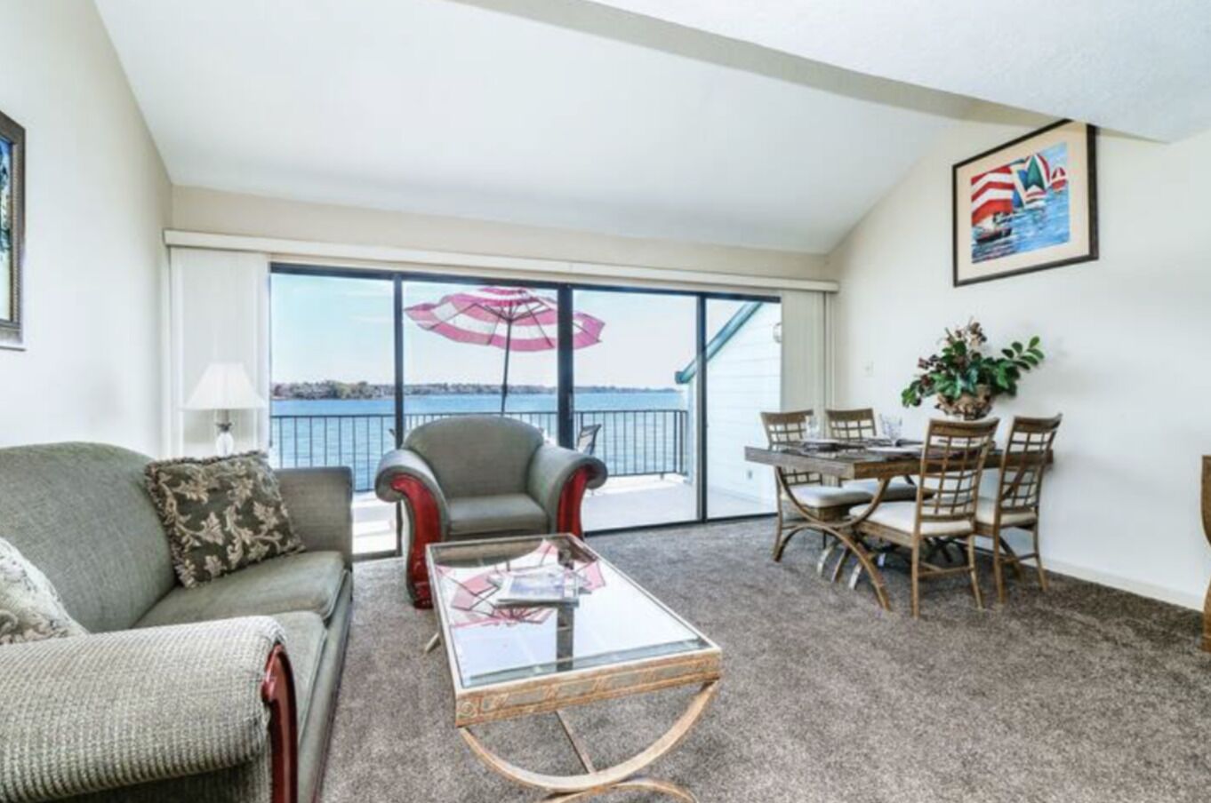 Smart-TV, DVD-Player, Bücher, Musikbibliothek