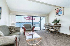 Älytelevisio, DVD-soitin, kirjoja, musiikkikirjasto