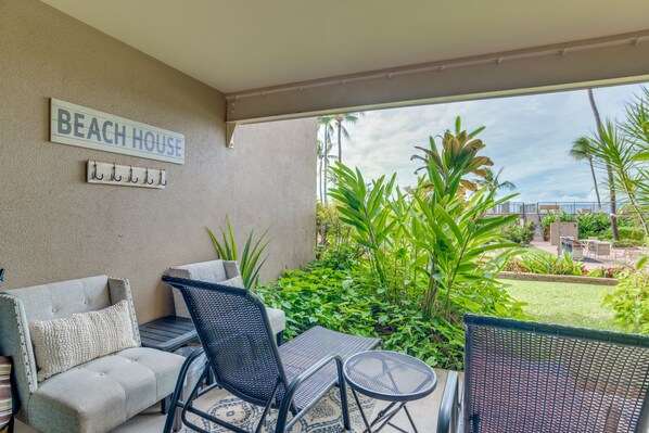 Terrace/patio - Waterfront resort condo w/ private patio, shared heated outdoor pool (Lahaina)