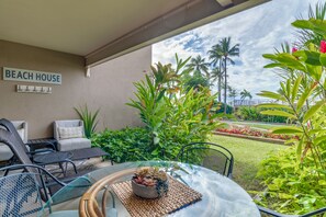 Outdoor dining - Waterfront resort condo w/ private patio, shared heated outdoor pool (Lahaina)