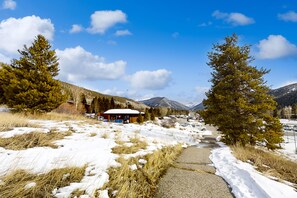 Exterior - Open, mountain-view condo with deck, fireplace, pool, tennis & hot tub (Keystone)