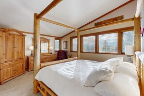 4 bedrooms, iron/ironing board, Internet, bed sheets - Open, mountain-view condo with deck, fireplace, pool, tennis & hot tub (Keystone)