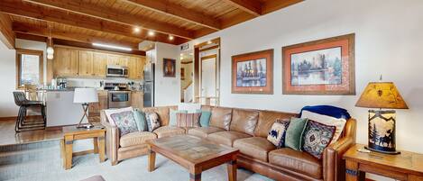 TV, caminetto, lettore DVD, libri