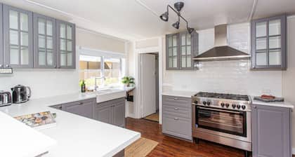 Historic 2 bedroom cottage walking distance to the Cowra Japanese Gardens.