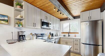 Upscale loft condo with fireplace, balcony, pool, hot tub & W/D