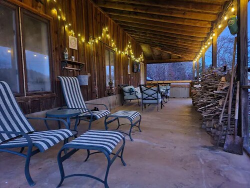 Cute cabin next to Pisgah National Forest; Hot tub Wi-Fi
