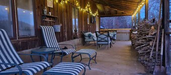 Cute cabin next to Pisgah National Forest; Hot tub Wi-Fi