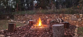 Cute cabin next to Pisgah National Forest; Hot tub Wi-Fi