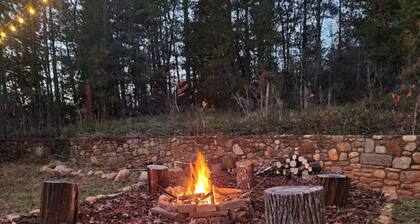 Cute cabin next to Pisgah National Forest; Hot tub Wi-Fi