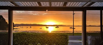 Cosy Beachfront Cottage, Family and Pet friendly