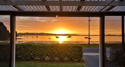 Cosy Beachfront Cottage, Family and Pet friendly