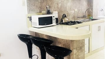 Réfrigérateur, micro-ondes, plaque de cuisson, cafetière/bouilloire