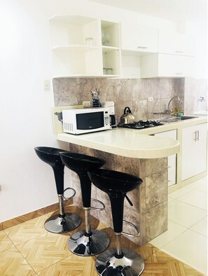 Réfrigérateur, micro-ondes, plaque de cuisson, cafetière/bouilloire