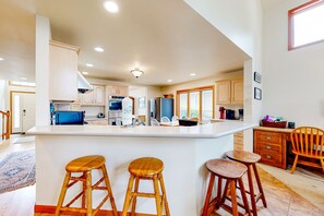 Frigorifero, microonde, forno, piano cottura