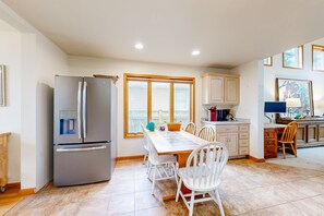 Dining - Town of Rehoboth Beach home with fast wifi, ac, patio, & w/d - 2 dogs ok (Rehoboth Beach)