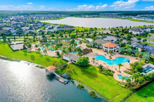 2-Story Townhouse near Disney w/Private Heated Pool, Shared Clubhouse, Gym, AC